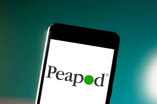 1 Juli 2019, Brasil. Dalam gambar foto ini logo Peapod Online Groce ditampilkan pada smartphone — Stok Foto