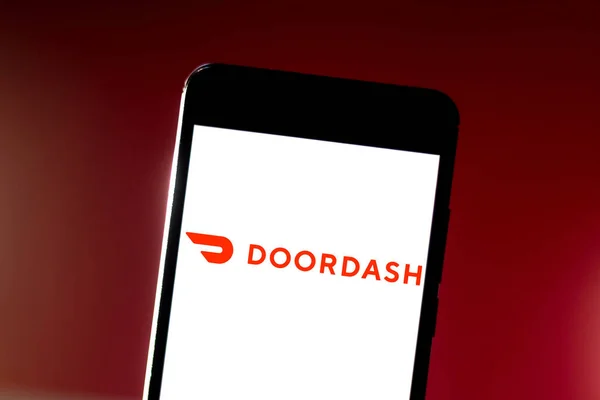 1 de julio de 2019, Brasil. En esta ilustración fotográfica, el logotipo de DoorDash se muestra en un teléfono inteligente —  Fotos de Stock