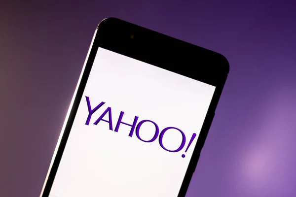 1er juillet 2019, Brésil. Dans cette illustration photo, le logo Yahoo est affiché sur un smartphone — Photo