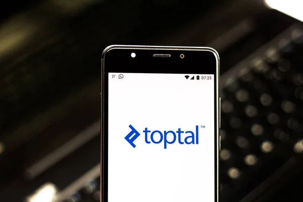 3 de julio de 2019, Brasil. En esta ilustración fotográfica, el logotipo de Toptal se muestra en un teléfono inteligente — Foto de Stock