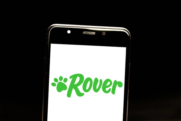 3 de julho de 2019, Brasil. Nesta foto ilustração o logotipo Rover.com é exibido em um smartphone — Fotografia de Stock
