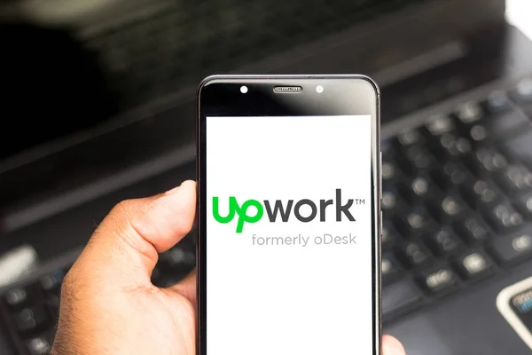 3. července 2019, Brazílie. Na této fotce je logo Upwork zobrazeno na smartphone — Stock fotografie