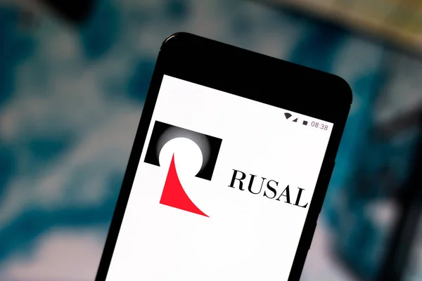 2019年7月4日，巴西。在这张照片插图中，联合公司 Rusal 徽标显示在智能手机上 — 图库照片