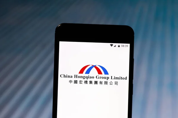 Július 4, 2019, Brazília. Ezen a képen illusztráció a kínai Hongqiao Group Limited logó jelenik meg a smartphone — Stock Fotó