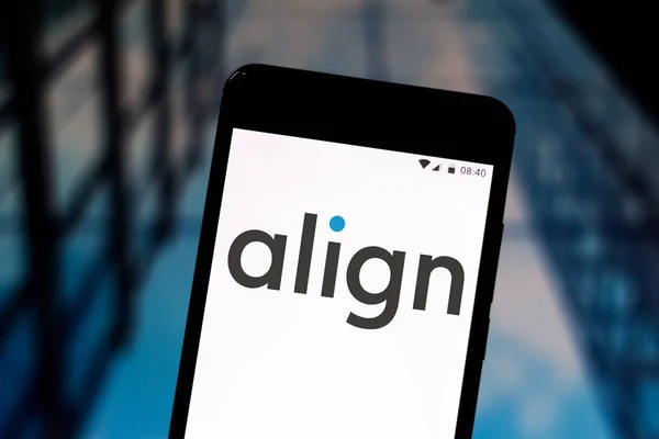 4 juli 2019, Brazilië. In deze foto afbeelding wordt het align Technology-logo weergegeven op een smartphone — Stockfoto