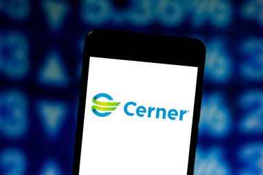 4 Temmuz 2019, Brezilya. Bu fotoğraf illüstrasyonunda Cerner Corporation logosu bir akıllı telefonda görüntülenir