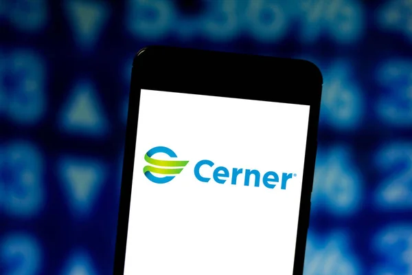 4 juli 2019, Brazilië. In deze foto afbeelding wordt het logo van Cerner Corporation weergegeven op een smartphone — Stockfoto