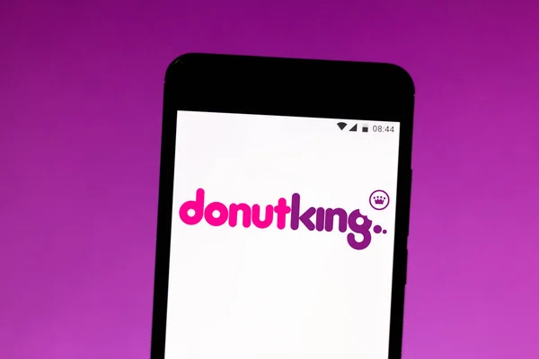 July 4, 2019, Brazil. In this photo illustration the Donut King logo is displayed on a smartphone — Stock Photo, Image