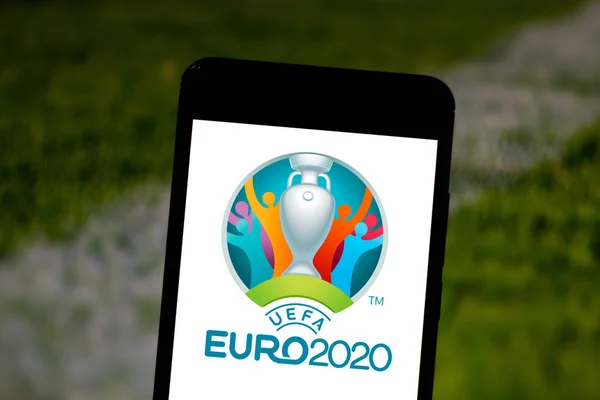 4 Temmuz 2019, Brezilya. Bu fotoğrafta 2020 Avrupa Futbol Şampiyonası (Uefa Euro 2020) logosu bir akıllı telefonda görüntülenir — Stok fotoğraf