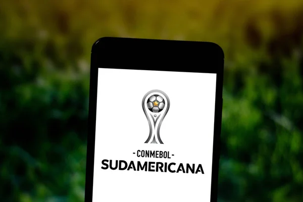 4 juli 2019, Brazilië. In deze foto afbeelding wordt het CONMEBOL Sul-Americana logo weergegeven op een smartphone — Stockfoto