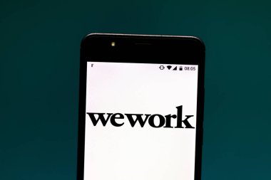 8 Temmuz 2019, Brezilya. Bu fotoğraf illüstrasyonda Wework logosu bir akıllı telefonda görüntülenir