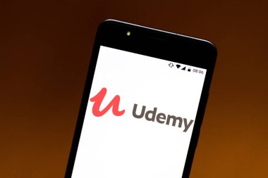 8 Temmuz 2019, Brezilya. Bu fotoğraf illüstrasyonda Udemy logosu bir akıllı telefonda görüntülenir