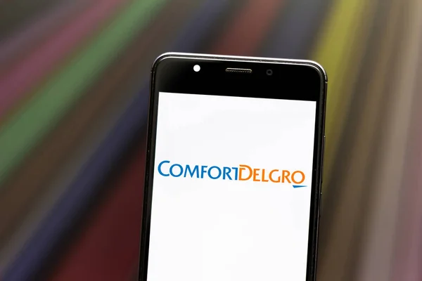 8 de julho de 2019, Brasil. Nesta foto ilustração o logotipo ComfortDelGro Corporation é exibido em um smartphone — Fotografia de Stock