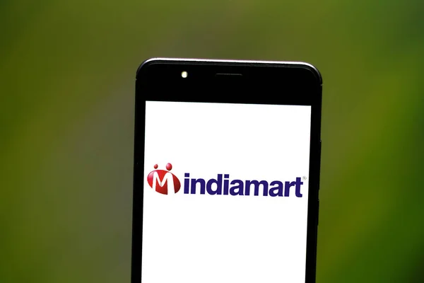 8 juli 2019, Brazilië. In deze foto afbeelding wordt het Indiamart Intermesh-logo weergegeven op een smartphone — Stockfoto