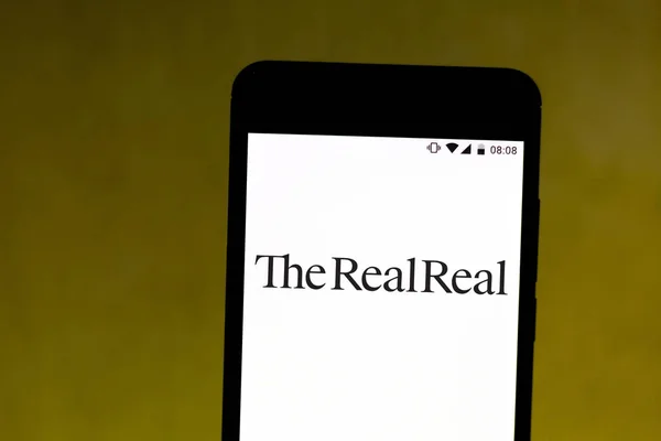 8 lipca 2019, Brazylia. Na tej ilustracji zdjęcie logo Realreal jest wyświetlane na smartfonie — Zdjęcie stockowe