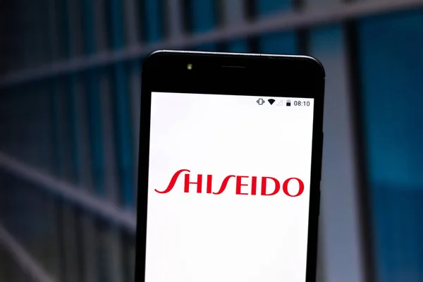 8 Juli 2019, Brasil. Dalam gambar foto ini logo Perusahaan Shiseido ditampilkan pada smartphone — Stok Foto