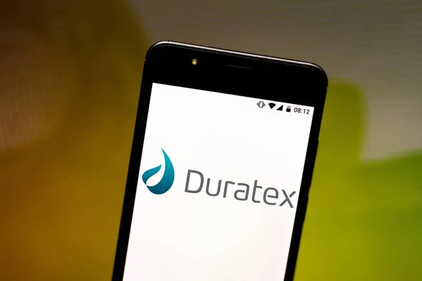 8. Juli 2019, Brasilien. in dieser Foto-Illustration wird das Duratex-Logo auf einem Smartphone angezeigt. — Stockbild 8. Juli 2019, Brasilien. in dieser Foto-Illustration wird das Duratex-Logo auf einem Smartphone angezeigt — Stockfoto
