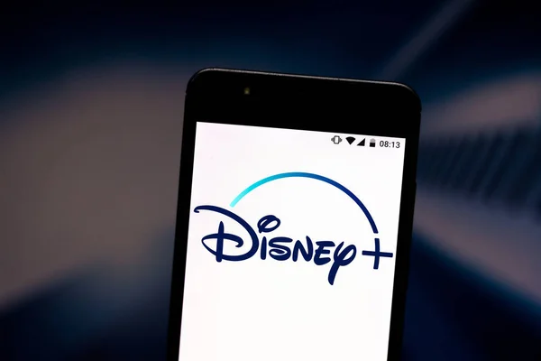 8 de julio de 2019, Brasil. En esta ilustración fotográfica, el logotipo de Disney + (Plus) se muestra en un teléfono inteligente — Foto de Stock