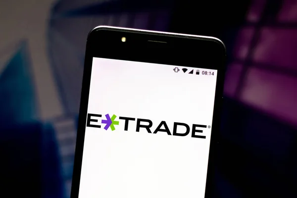 8 lipca 2019, Brazylia. Na tej ilustracji zdjęcie logo E-Trade Financial Corporation jest wyświetlane na smartfonie — Zdjęcie stockowe