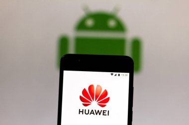9 Temmuz 2019, Brezilya. Bu fotoğraf illüstrasyonunda Huawei logosu bir akıllı telefonda görüntülenir. Arka planda, Android logosu
