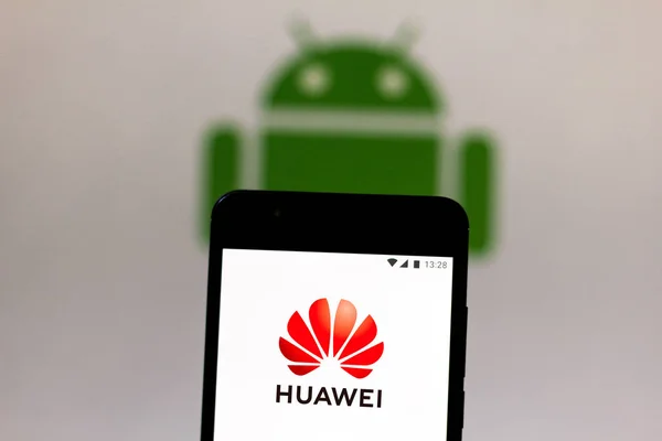 9 Juli 2019, Brasil. Dalam gambar foto ini, logo Huawei ditampilkan pada smartphone. Di latar belakang, logo Android — Stok Foto