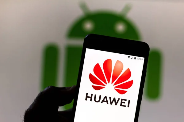 9 Juli 2019, Brasil. Dalam gambar foto ini, logo Huawei ditampilkan pada smartphone. Di latar belakang, logo Android — Stok Foto