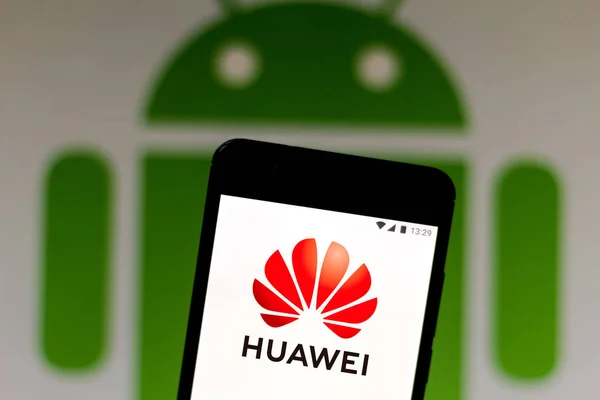 9 Juli 2019, Brasil. Dalam gambar foto ini, logo Huawei ditampilkan pada smartphone. Di latar belakang, logo Android — Stok Foto