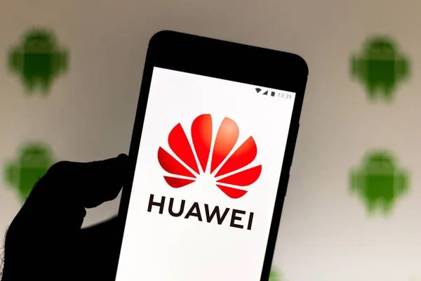 9 de julio de 2019, Brasil. En esta ilustración fotográfica, el logotipo de Huawei se muestra en un teléfono inteligente. En segundo plano, el logotipo de Android —  Fotos de Stock