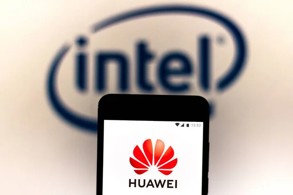 9 de julio de 2019, Brasil. En esta ilustración fotográfica, el logotipo de Huawei se muestra en un teléfono inteligente. En segundo plano, el logotipo de Intel Corporation —  Fotos de Stock