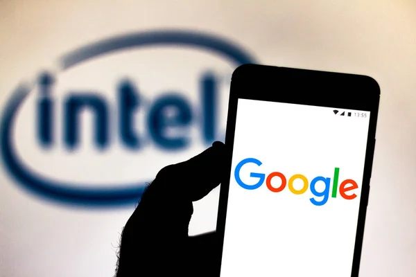 9 Juli 2019, Brasil. Dalam gambar foto ini logo Google ditampilkan pada smartphone. Di latar belakang, logo Intel Corporation — Stok Foto