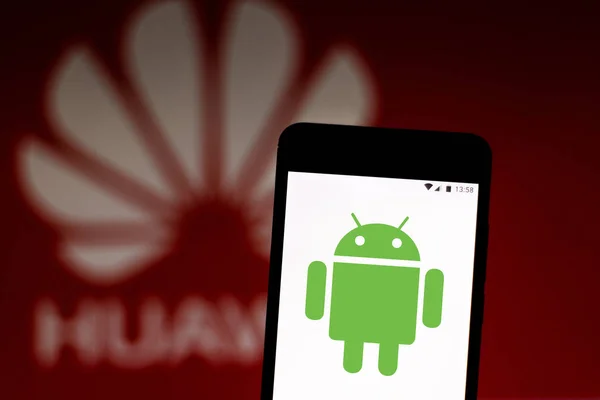 9 juillet 2019, Brésil. Dans cette illustration photo, le logo Android est affiché sur un smartphone. En arrière-plan, logo Huawei — Photo