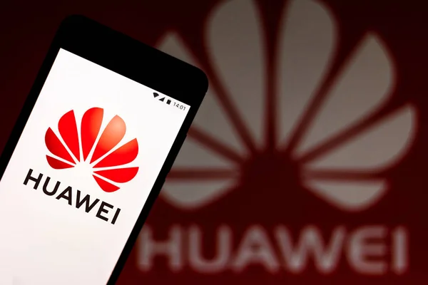 9 июля 2019 года, Бразилия. На этой фотографии логотип Huawei отображается на смартфоне — стоковое фото