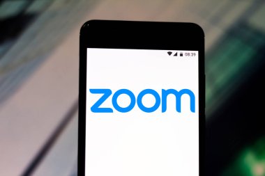 10 Temmuz 2019, Brezilya. Bu fotoğraf illüstrasyonunda Zoom Video Communications logosu bir akıllı telefonda görüntülenir