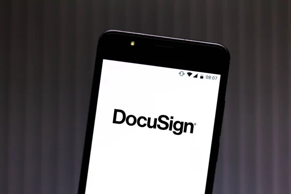 10 Juli 2019, Brasil. Dalam gambar foto ini logo DocuSign ditampilkan pada smartphone — Stok Foto