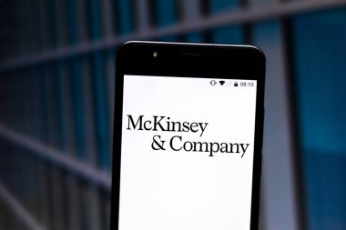 10 Temmuz 2019, Brezilya. Bu fotoğraf illüstrasyonunda Mckinsey & Company logosu bir akıllı telefonda görüntülenir