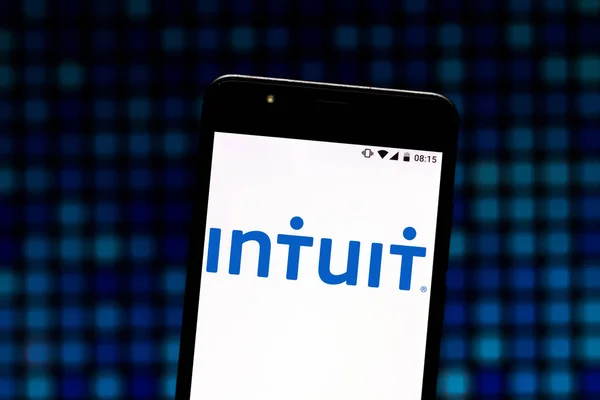 10 de julio de 2019, Brasil. En esta ilustración fotográfica, el logotipo de Intuit se muestra en un teléfono inteligente — Foto de Stock