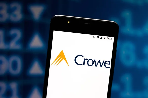 10 Juli 2019, Brasil. Dalam gambar foto ini logo Crowe ditampilkan pada smartphone — Stok Foto