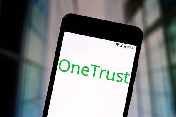 2019年7月11日，巴西。在此照片插图中，Onetrust 徽标显示在智能手机上 — 图库照片