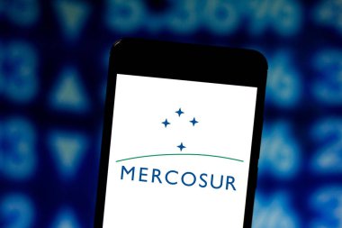11 Temmuz 2019, Brezilya. Bu fotoğraf illüstrasyonda Güney Ortak Pazarı (Mercosur) logosu bir akıllı telefonda görüntülenir