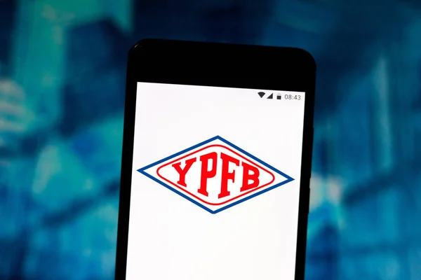 11 Juli 2019, Brasil. Dalam gambar foto ini, logo Ladang Minyak Fiskal Bolivia (YPFB) ditampilkan pada smartphone — Stok Foto