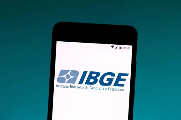 11 juli 2019, Brazilië. In deze foto illustratie wordt het Braziliaanse Instituut voor Geografie en statistiek (IBGE) logo weergegeven op een smartphone — Stockfoto