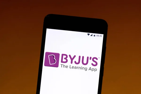 11 de julio de 2019, Brasil. En esta ilustración fotográfica, el logotipo de BYJUS - The Learning App se muestra en un teléfono inteligente — Foto de Stock