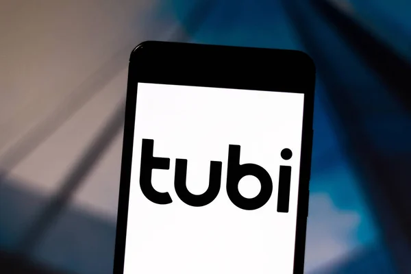 22 juli 2019, Brazilië. In deze foto afbeelding wordt het tubi-logo weergegeven op een smartphone — Stockfoto