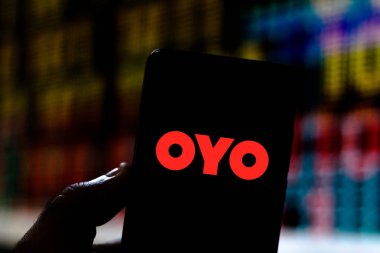 22 Temmuz 2019, Brezilya. Bu fotoğraf illüstrasyonda Oyo Rooms logosu bir akıllı telefonda görüntülenir