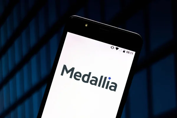 22 липня 2019, Бразилія. На цій фото ілюстрація логотип Medallia відображається на смартфоні — стокове фото