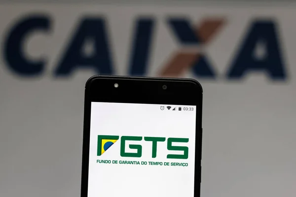 24 de julio de 2019, Brasil. En esta ilustración fotográfica se muestra el logotipo del Fundo de Garantia do Tempo de Servijalá (FGTS) en un smartphone — Foto de Stock