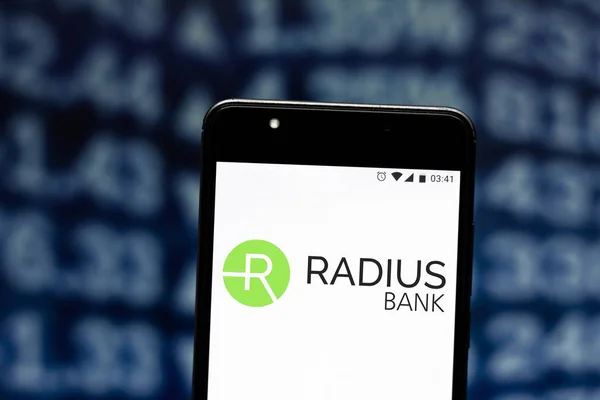 24 липня 2019, Бразилія. На рисунку зображено логотип банку «радіус» на смартфоні. — стокове фото
