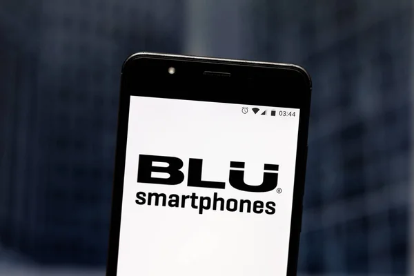 24 de julho de 2019, Brasil. Nesta foto ilustração o logotipo BLU Smartphones é exibido em um smartphone — Fotografia de Stock