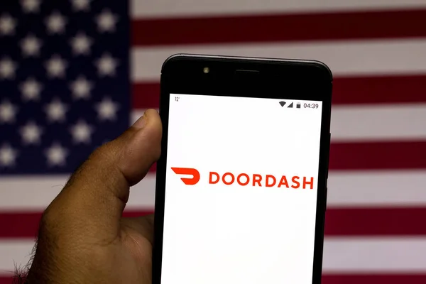 25 июля 2019 года, Бразилия. На этой иллюстрации логотип DoorDash отображается на смартфоне — стоковое фото