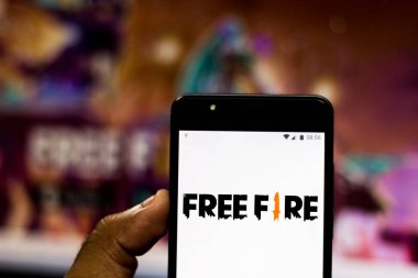 25 Temmuz 2019, Brezilya. Bu fotoğraf illüstrasyonda Garena Free Fire logosu bir akıllı telefonda görüntülenir